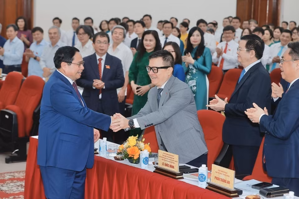 政府总理范明政与出席越南共产党越通社机关第27次代表大会的代表们。图自越通社