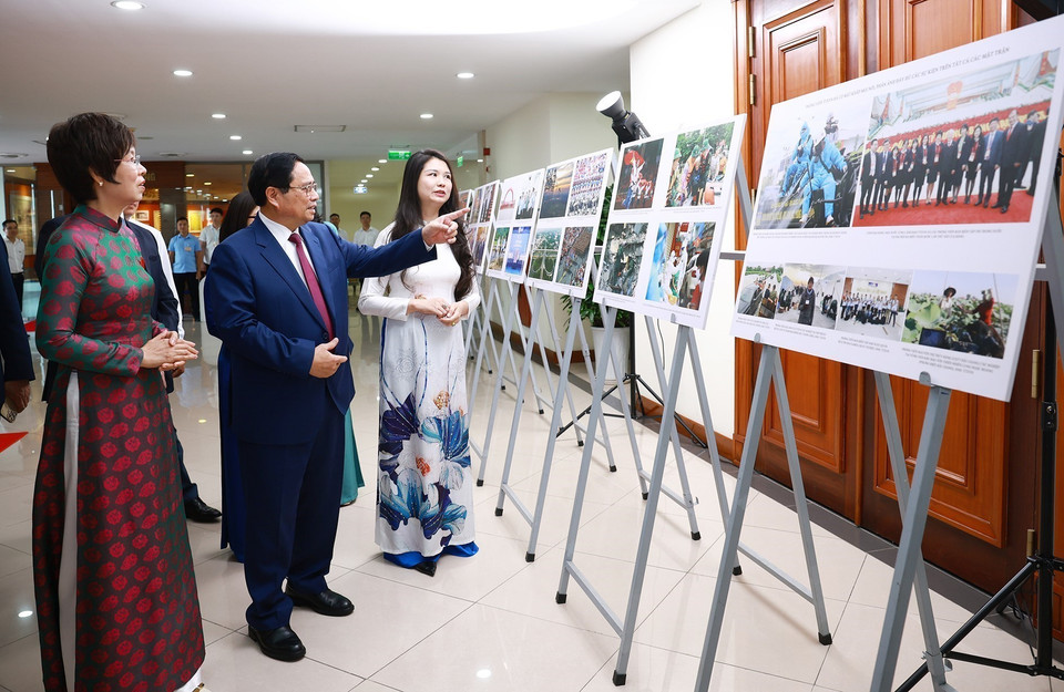 政府总理范明政参观越南通讯社党委的图片展。图自越通社