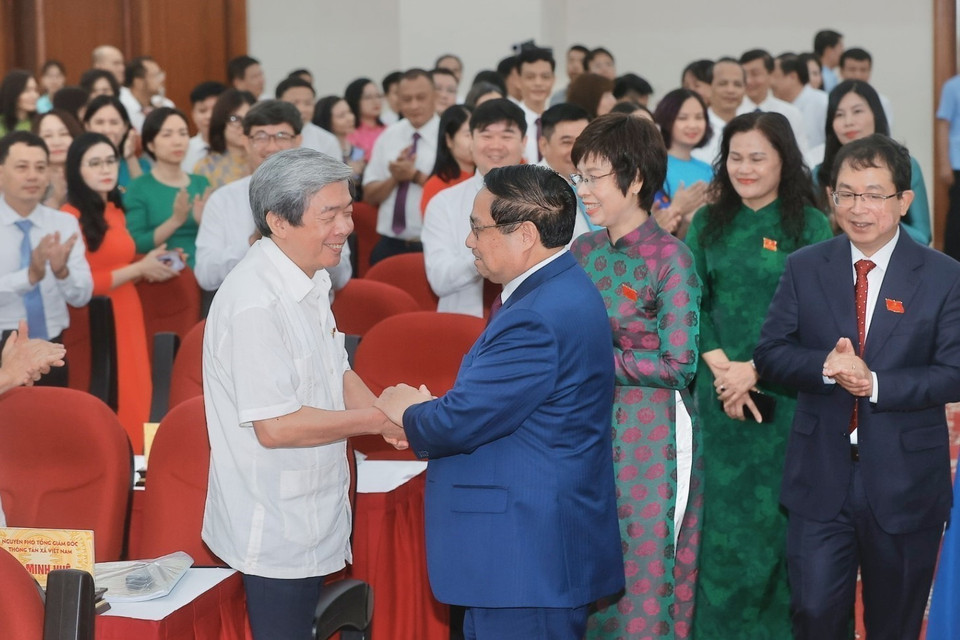 政府总理范明政与出席越南共产党越通社机关第27次代表大会的代表们。图自越通社