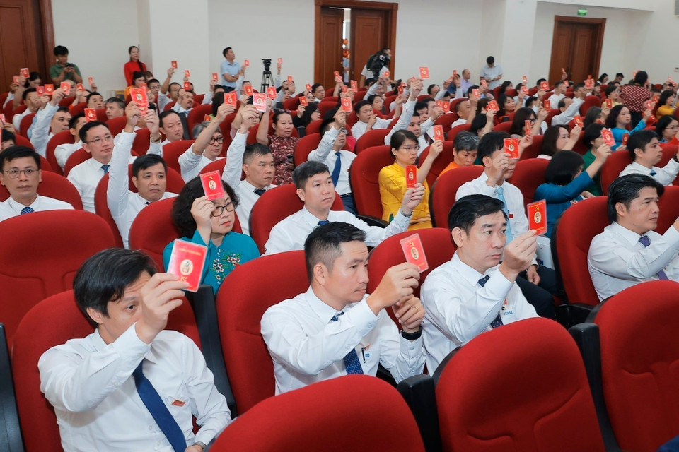 代表在大会上进行表决。图自越通社