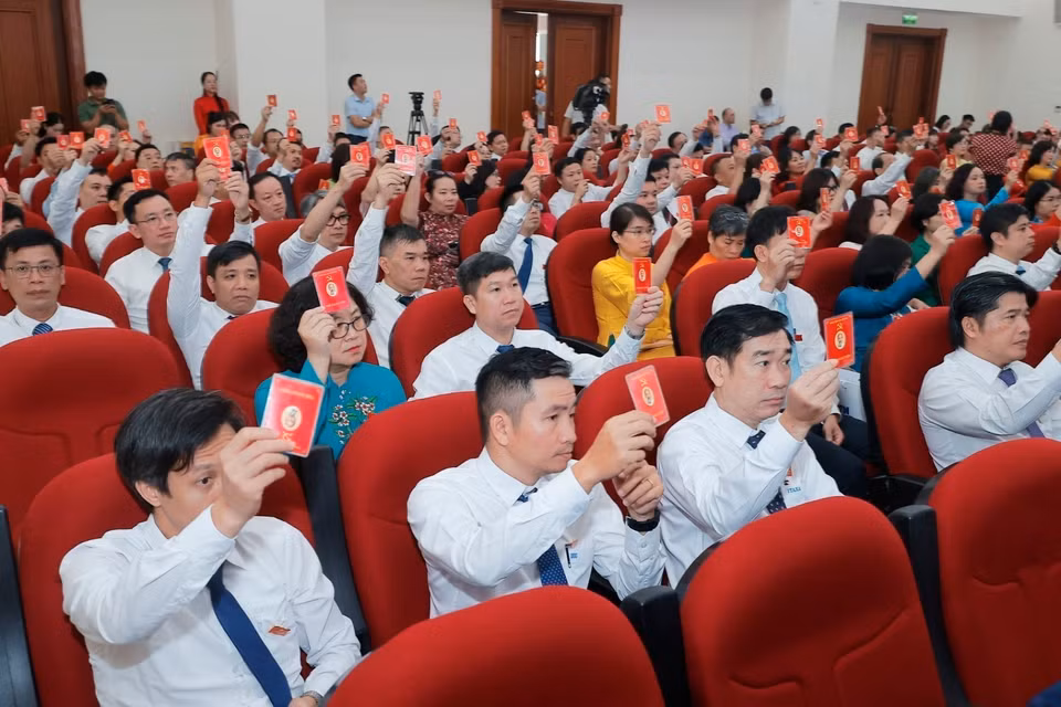 代表在大会上进行表决。图自越通社