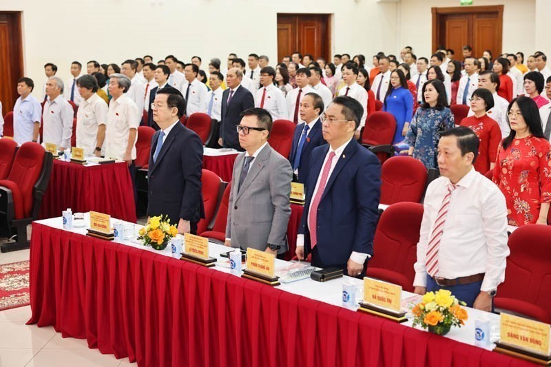 与会代表行升旗礼。图自越通社