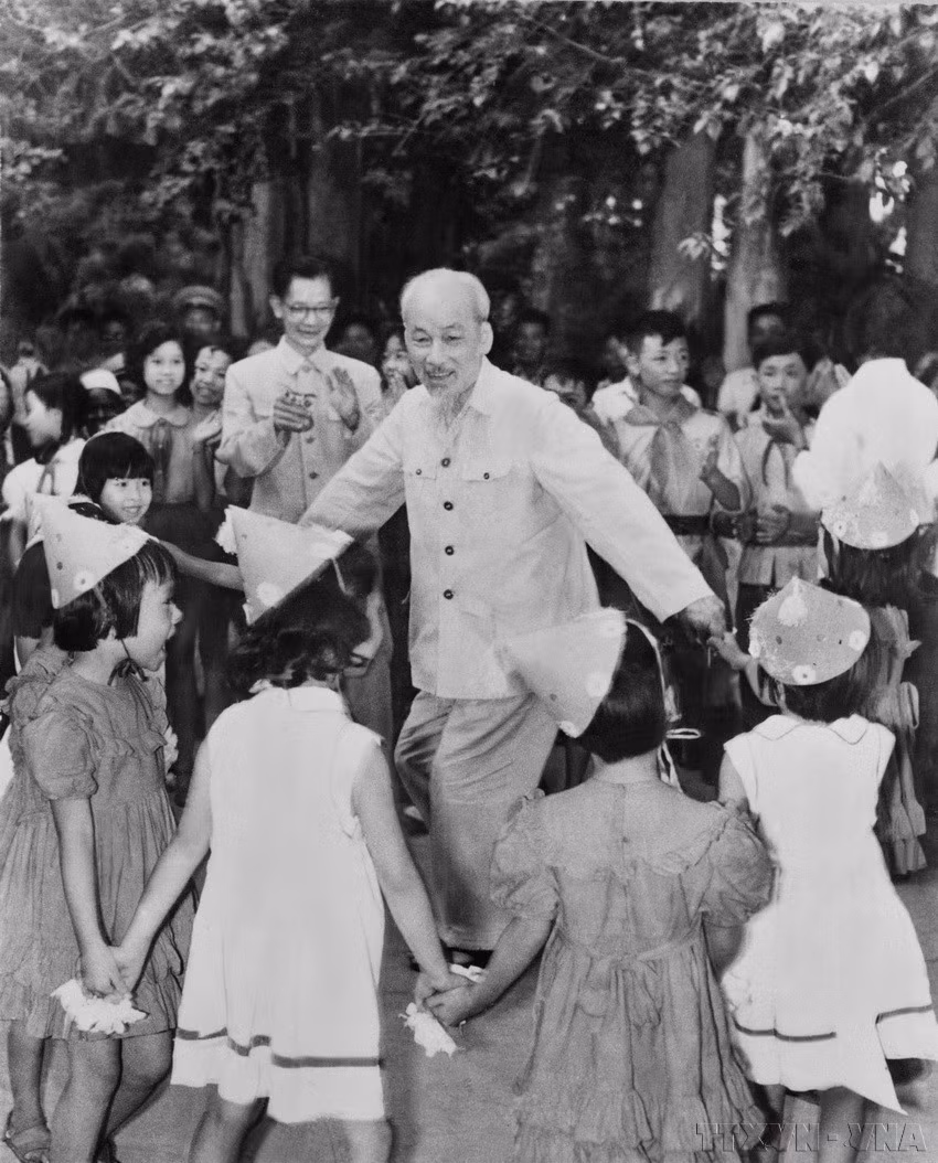 1960年六一国际儿童节，胡伯伯在主席府与儿童联欢。图自越通社