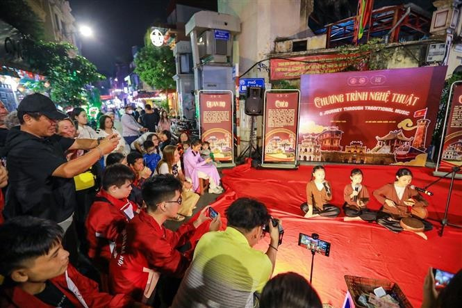 传统艺术空间吸引了众多市民与游客关注。图自越通社