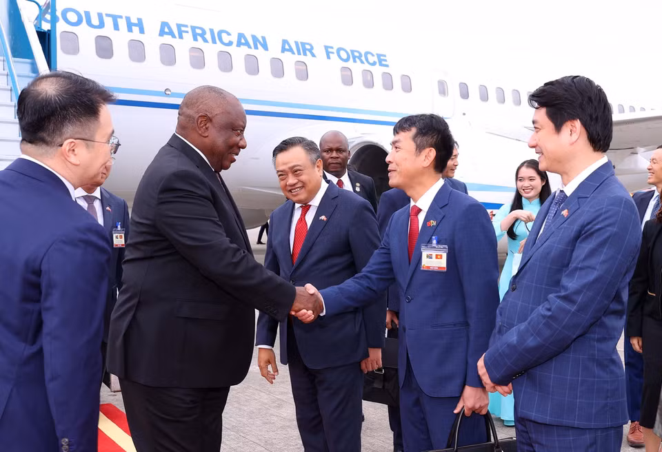 南非共和国总统马塔梅拉·西里尔·拉马福萨抵达河内，开始对越南进行国事访问。图自越通社