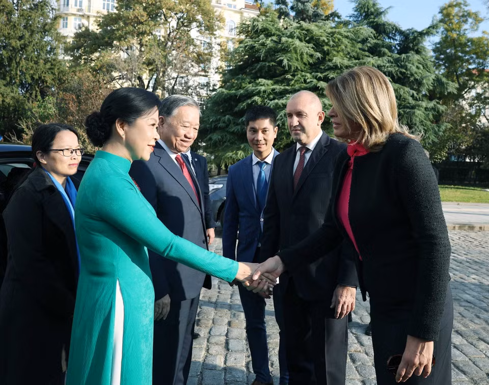 保加利亚共和国总统鲁门·拉德夫及夫人主持欢迎仪式，迎接越共中央总书记苏林及夫人正式访问保加利亚。图自越通社