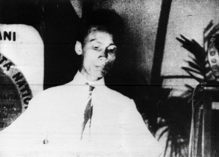 怀着炽热的爱国之心，青年阮必成（胡志明主席）远渡重洋，历经五洲四海，考察法国及其他国家如何获得独立自由，以期“回来帮助同胞”。30年后，他归来，改变了整个民族的命运和未来……图为：阮爱国同志在莫斯科召开的共产国际第五次代表大会上发表讲话（俄罗斯，1924年）。图自越通社