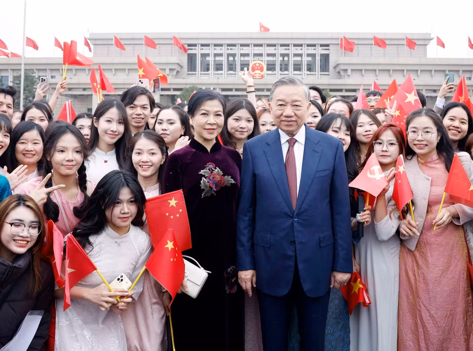 旅居中国的越南侨胞及留学生代表在北京国际机场迎接越共中央总书记、国家主席苏林和夫人。图自越通社