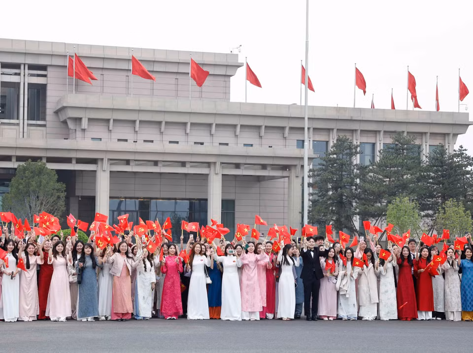 旅居中国的越南侨胞及留学生代表在北京国际机场迎接越共中央总书记、国家主席苏林和夫人。图自越通社