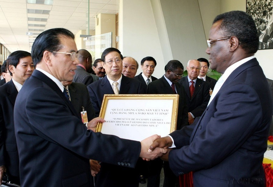 越共中央总书记农德孟向安哥拉解放人民运动党（MPLA）赠送50台计算机（罗安达，2008年4月）。图自越通社