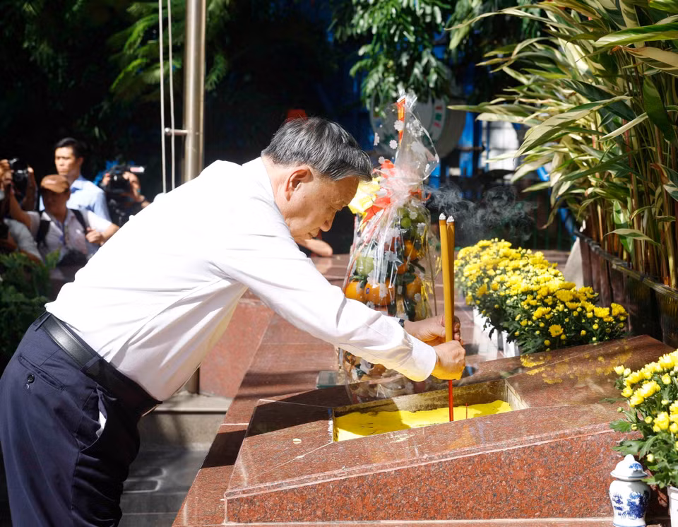 越共中央总书记、国家主席苏林敬香缅怀已故总书记陈富。图自越通社