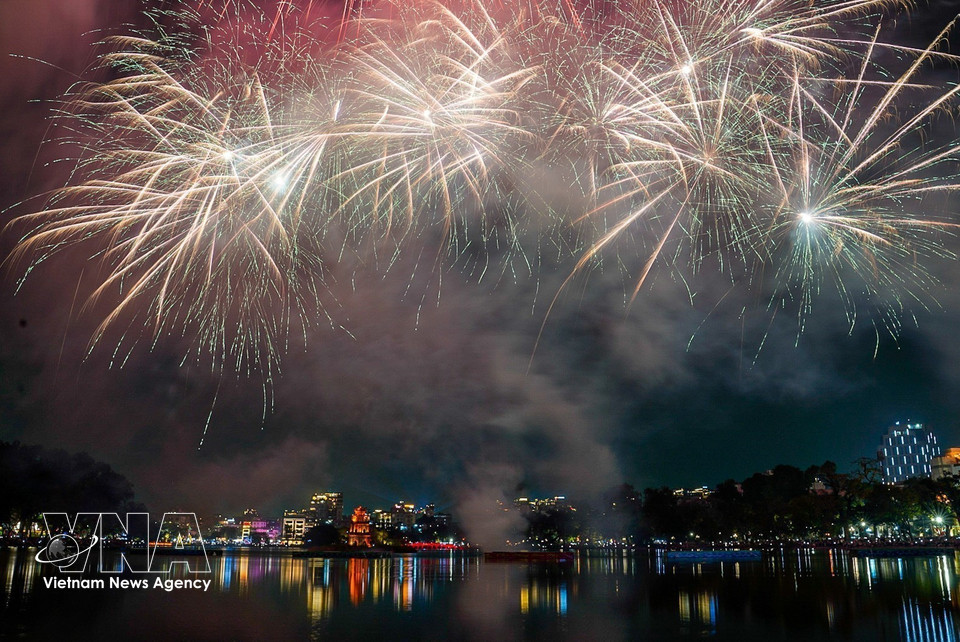 2026年春节之际，还剑湖上空烟花璀璨。图自越通社