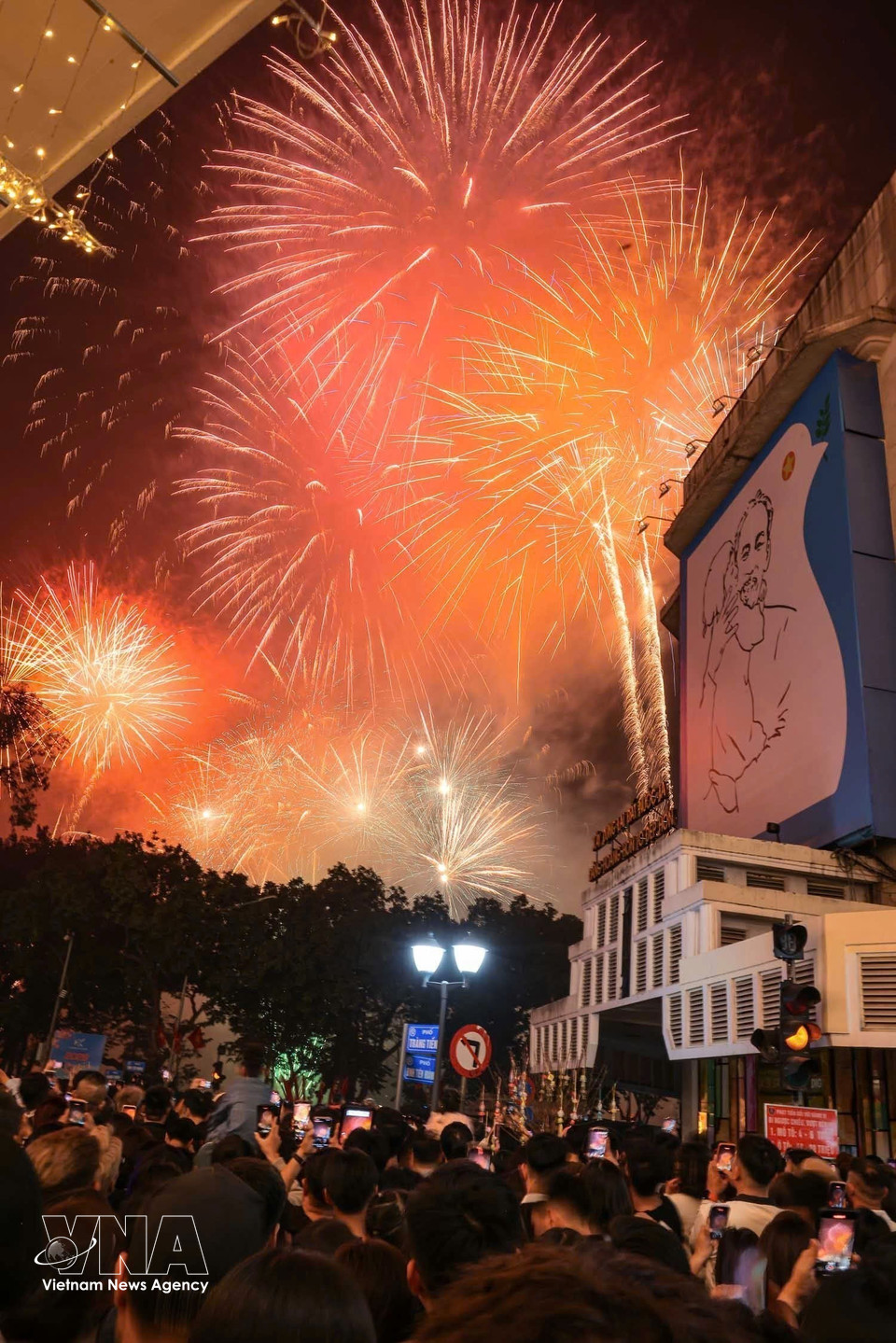 民众兴致勃勃地欣赏还剑湖上空璀璨夺目的烟花表演。图自越通社