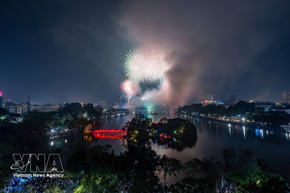 2026年春节之际，还剑湖上空烟花璀璨。图自越通社