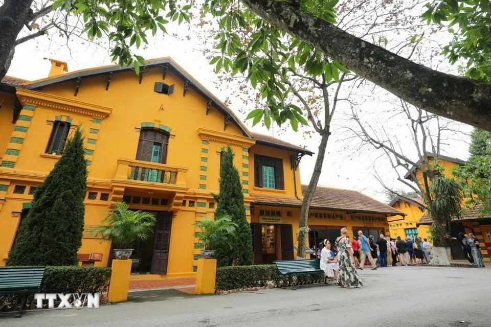 主席府内的胡志明主席遗迹区面积14.7公顷，包含20处遗迹及户外设施，以及1738件与胡志明主席在此生活和工作期间相关的文献和文物。图自越通社