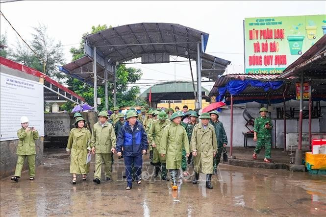 越南政府副总理陈红河亲自前往海防市，检查第3号台风防御工作。图自越通社