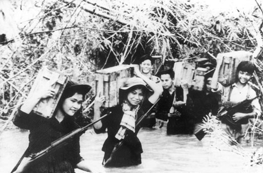 在抗美救国的战争中，在南方战场，不畏艰难、英勇作战，一边与敌人激烈对抗，一边坚守和保护革命根据地。同时，不断培养民兵和游击队，推动其不断壮大。图中展示的是民兵们不惧艰险，搬运弹药，送往战场前线。图自越通社