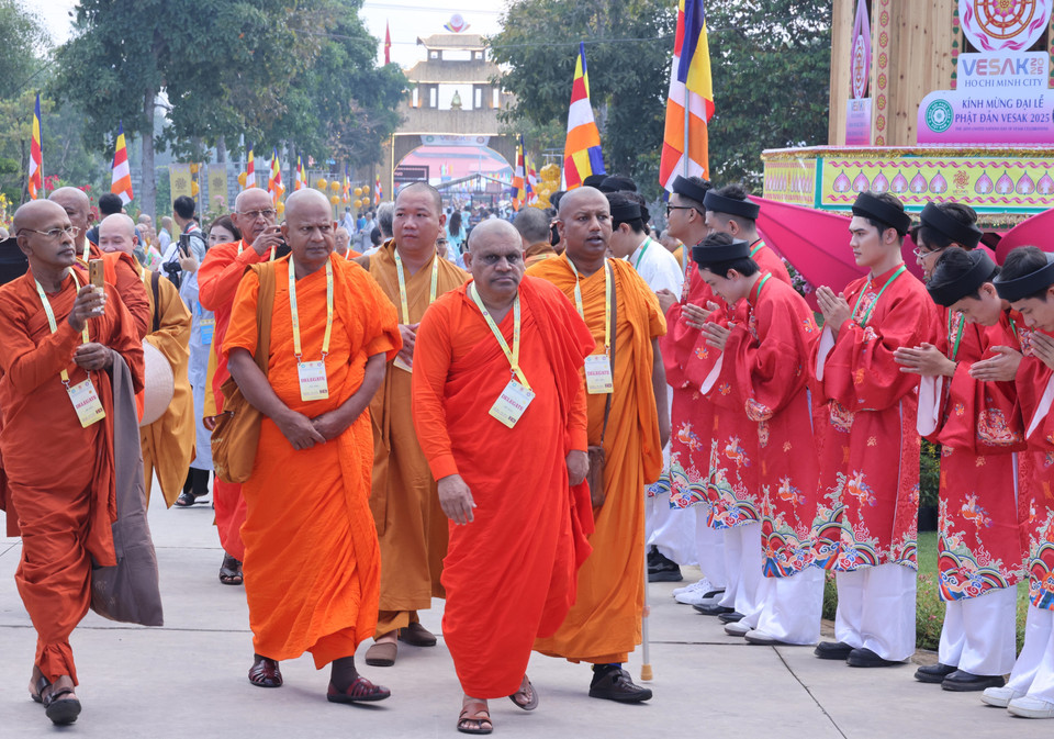 国际代表出席2025年联合国卫塞节开幕式。图自越通社