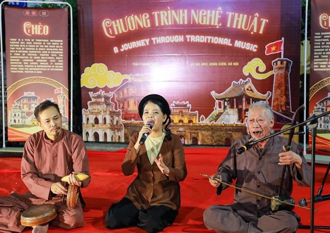 传统艺术节目在古街空间中上演。图自越通社