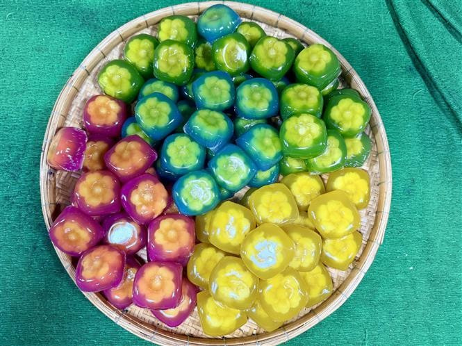 色彩斑斓的“夫妻饼”(Bánh phu thê)作为聘礼,象征百年好合,是安江地区传统婚俗的一部分。图自越通社