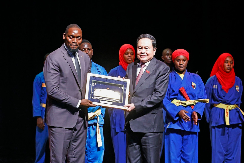 越南国会主席陈青敏向塞内加尔越武道联合会赠送纪念礼物。图自越通社