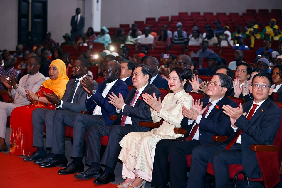 越南国会主席陈青敏与夫人观看塞内加尔越武道联合会的武术表演。图自越通社