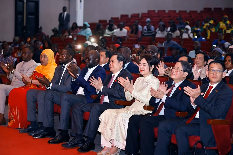 越南国会主席陈青敏与夫人观看塞内加尔越武道联合会的武术表演。图自越通社