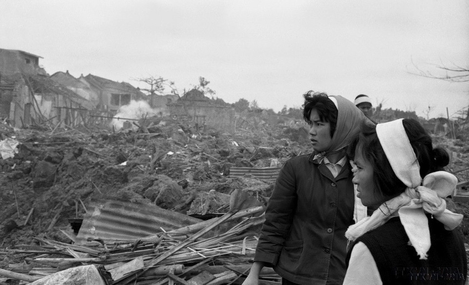 河内栋多郡的钦天街在美军B-52轰炸机的轰炸下遭到严重破坏。图自越通社