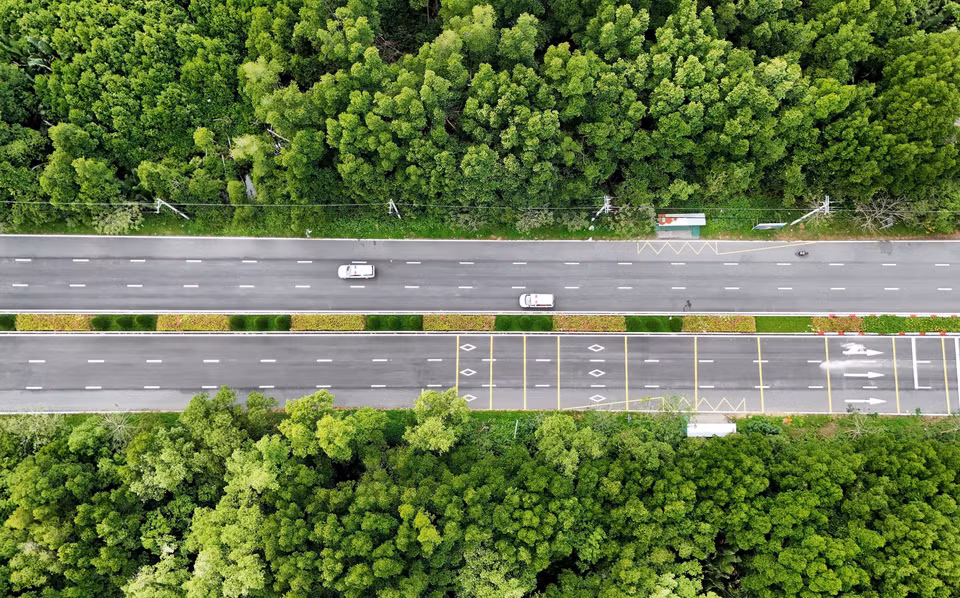 林薮路共有 6 条车道，从高空俯瞰其交通安全项目令人印象深刻。图自越通社