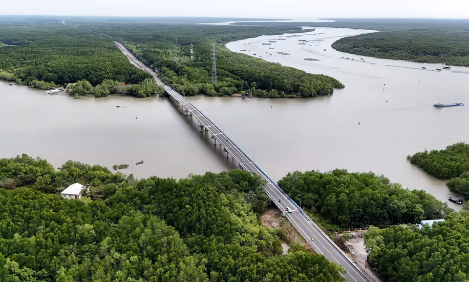 从高空俯瞰穿过芹蒢红树林的林薮路横跨寅建（Dần Xây）江路段。图自越通社