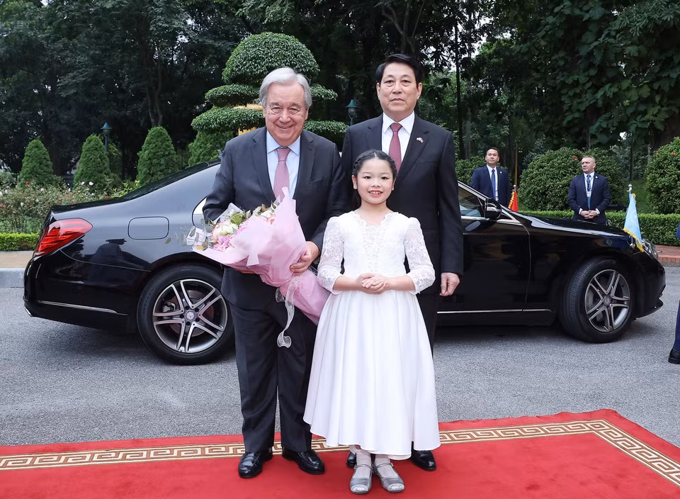 越南国家主席梁强在主席府迎接联合国秘书长安东尼奥·古特雷斯。图自越通社。