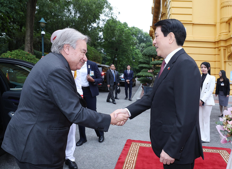 越南国家主席梁强在主席府迎接联合国秘书长安东尼奥·古特雷斯。图自越通社。