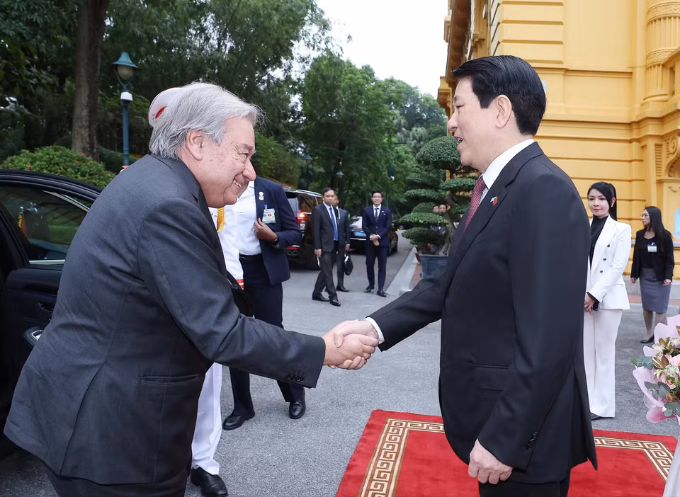 越南国家主席梁强在主席府迎接联合国秘书长安东尼奥·古特雷斯。图自越通社。