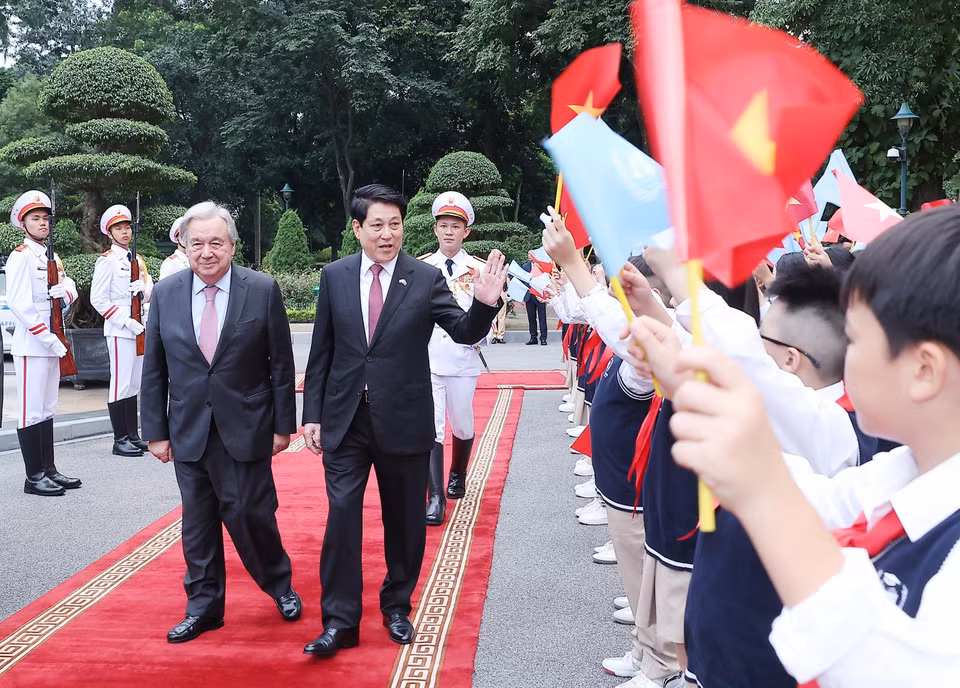 越南国家主席梁强在主席府迎接联合国秘书长安东尼奥·古特雷斯。图自越通社。