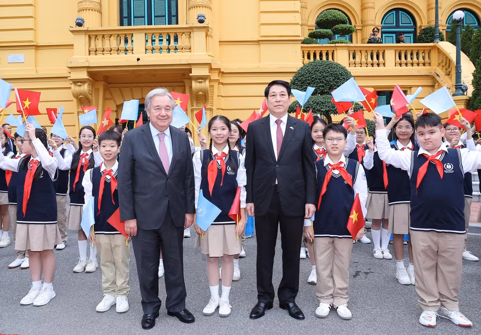 越南国家主席梁强在主席府迎接联合国秘书长安东尼奥·古特雷斯。图自越通社。