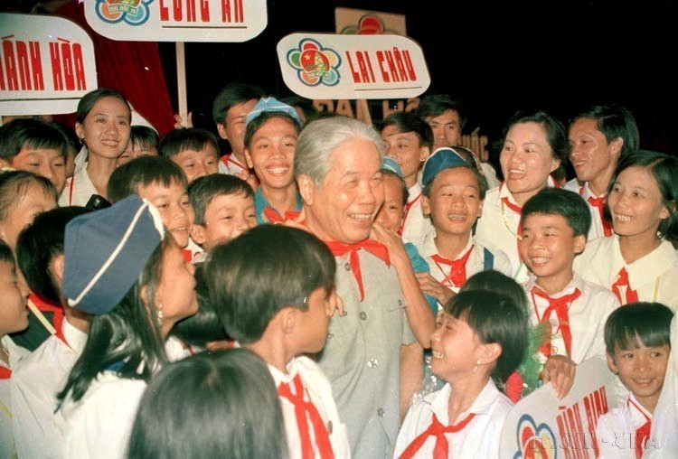 杜梅总书记接见第四届全国“胡伯伯号儿童”大会代表（1995年）。图自越通社