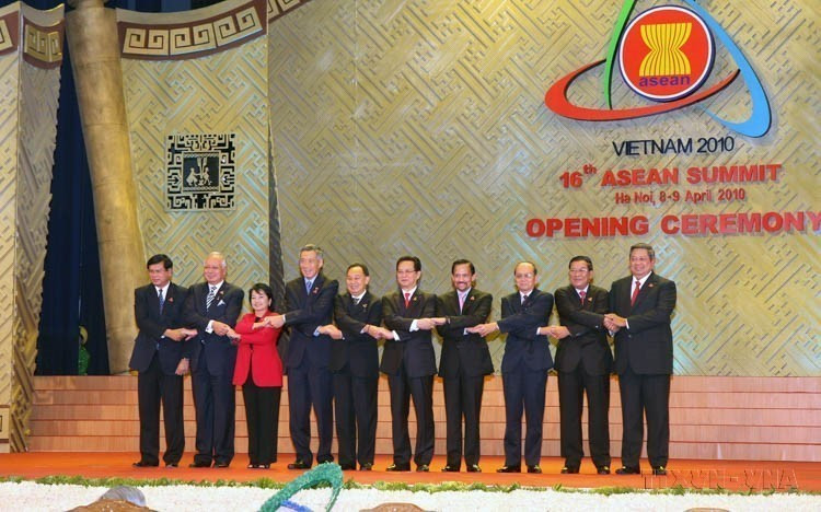 各国代表团团长出席于2010年4月8日在美亭国家会议中心(河内)举行的第16届东盟峰会开幕式。图自越通社