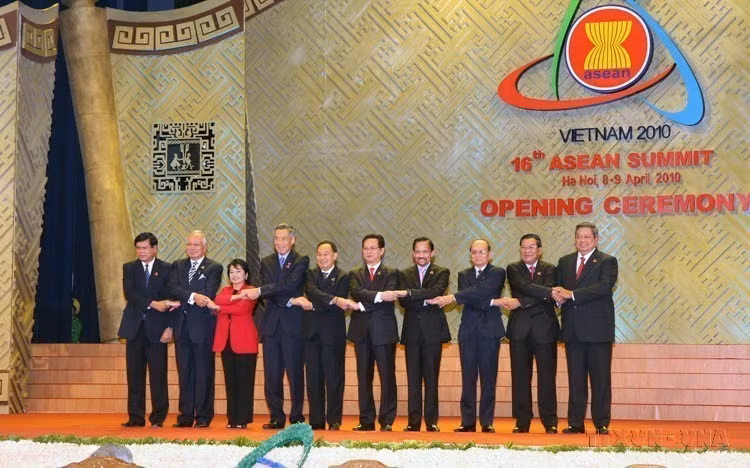 各国代表团团长出席于2010年4月8日在美亭国家会议中心（河内）举行的第16届东盟峰会开幕式。图自越通社