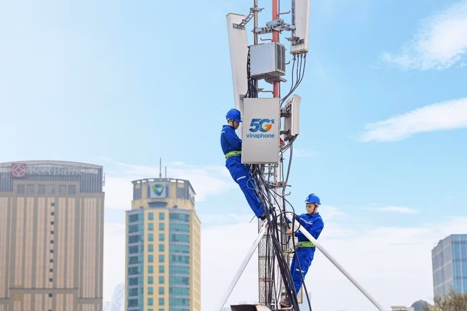 VNPT集团正在全国范围内紧急部署VinaPhone 5G基础设施和传输站的安装。图自越通社