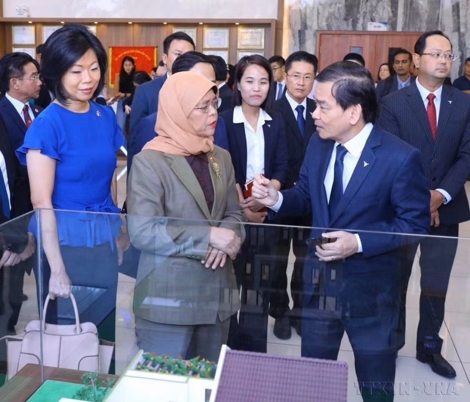 新加坡共和国总统哈莉玛·雅各布在对越南进行国事访问期间（2022 年 10 月 18 日）参观了 VSIP 北宁工业园区。图自越通社