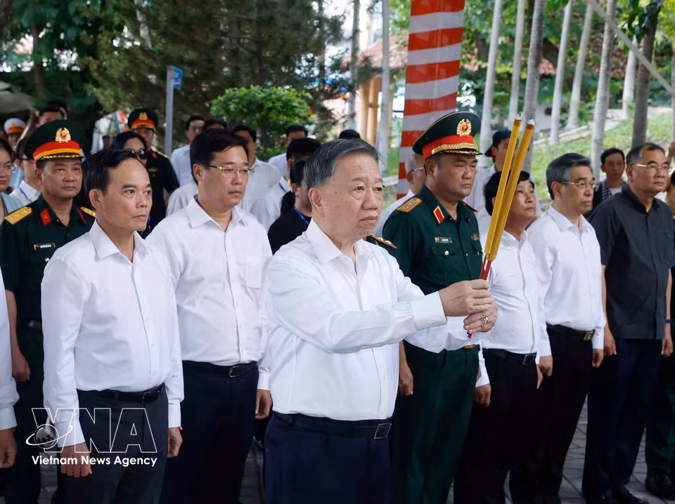 越共中央总书记、国家主席苏林敬香缅怀已故总书记陈富。图自越通社