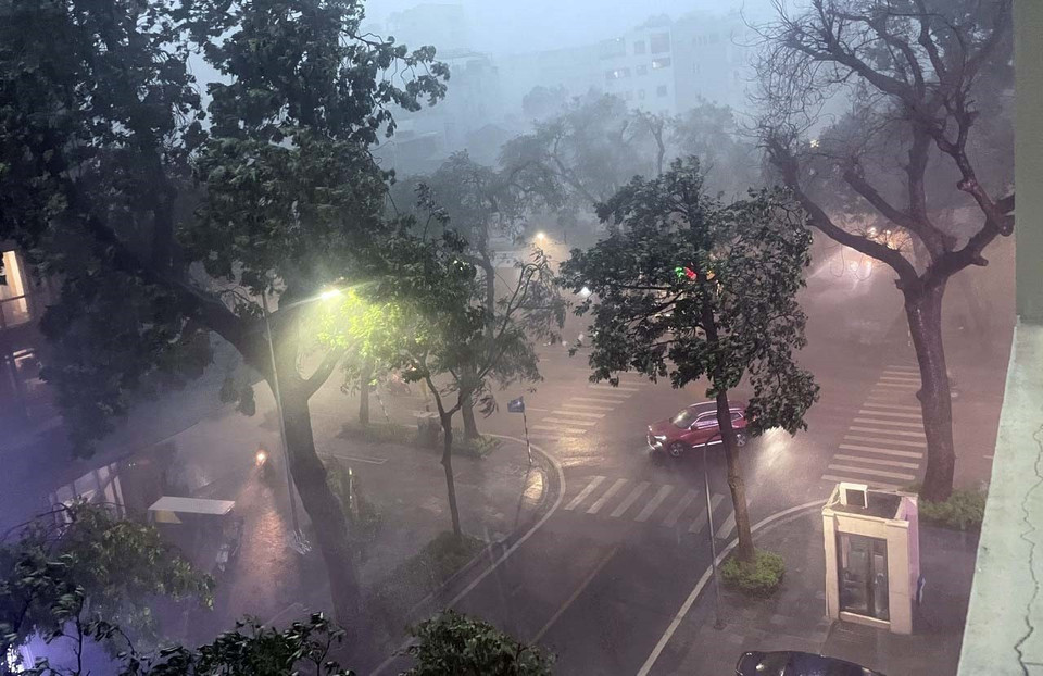 大雨夹杂强烈大风袭击河内。图自越通社