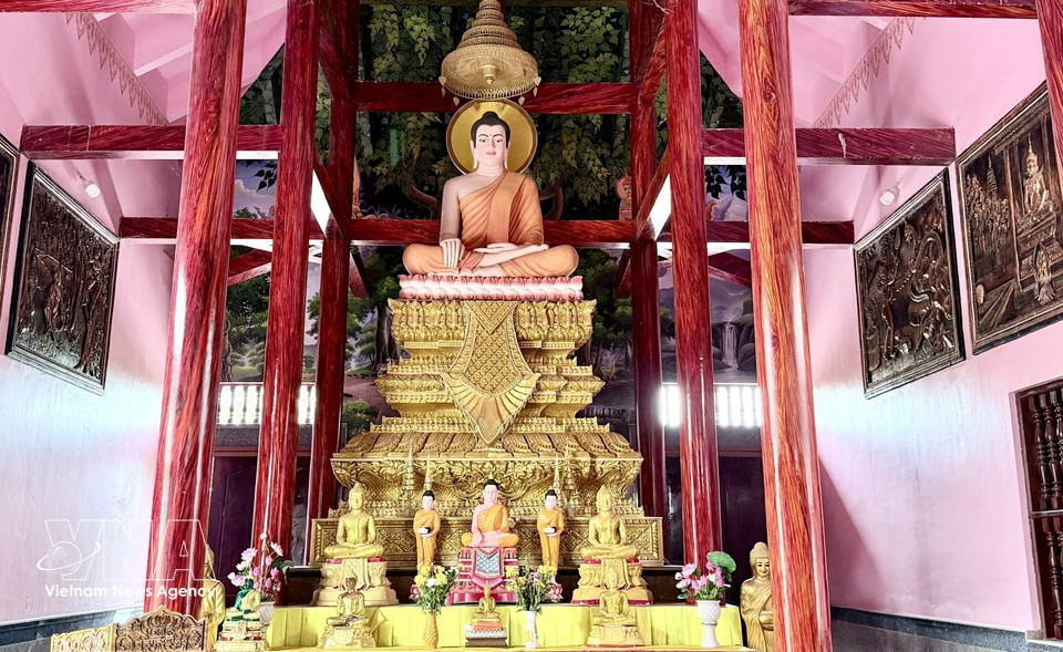 佛像庄严供奉于杭贡寺正殿中央，更显祭祀空间的肃穆威严。图自越通社