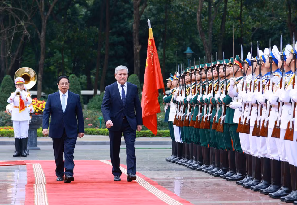 3月6日上午，越南政府总理范明政在主席府举行仪式，欢迎吉尔吉斯斯坦总理阿德尔别克·卡西马利耶夫对越南进行正式访问。图自越通社