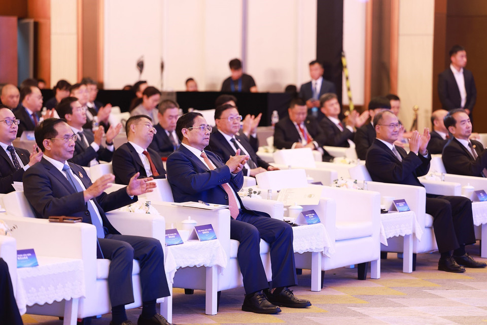 越南政府总理范明政出席越南中国企业论坛。图自越通社