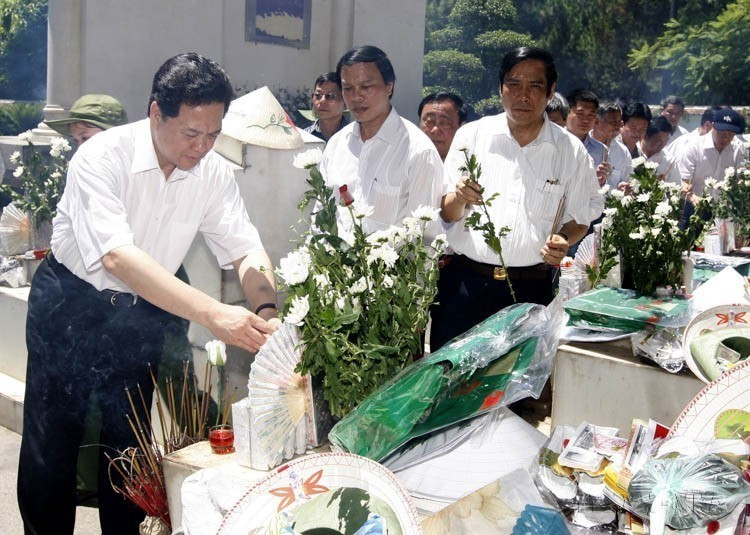 越南政府总理阮晋勇率领政府工作代表团，在河南省同禄三岔路口遗迹区为女青年冲锋队烈士敬香（2010年）。图自越通社