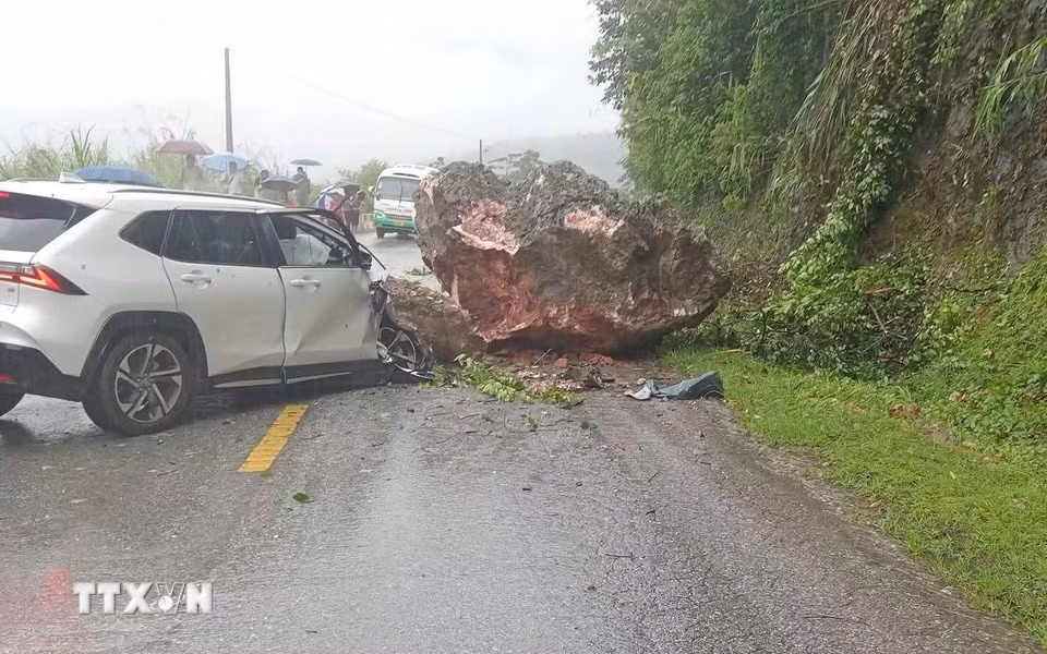 持续强降雨导致山罗省孟布乡高坡路段发生落石滑坡，一块巨石砸中正在行驶的轿车。图自越通社