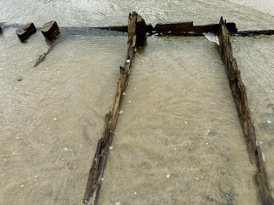 船体内部可见由隔板分隔的多个木质舱室。图自越通社