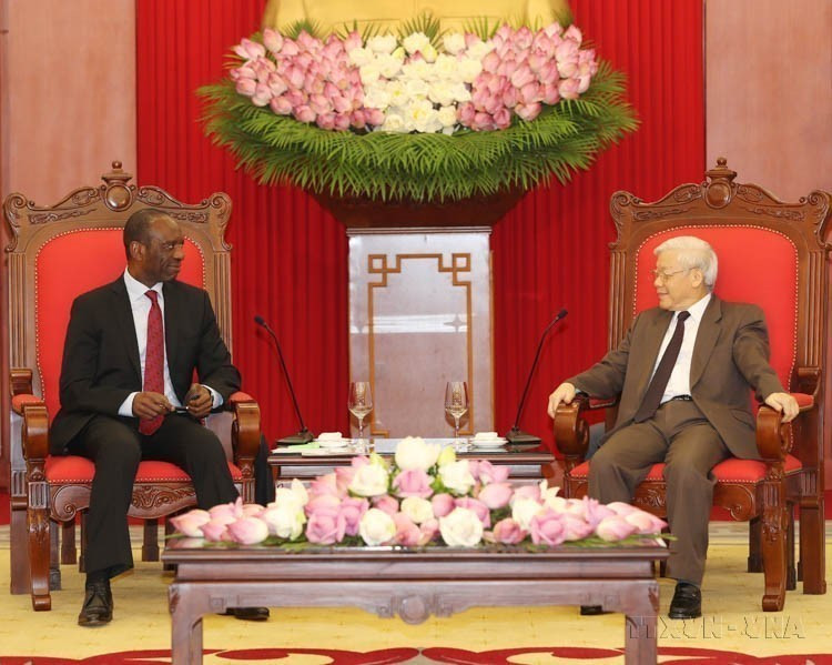 越共中央总书记阮富仲会见对越南进行正式访问的莫桑比克共和国总理卡洛斯·阿戈什蒂纽·多罗萨里奥（2017年8月1日）。图自越通社