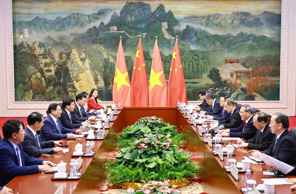 越南政府总理范明政与中国国务院总理李强会谈现场全景。图自越通社